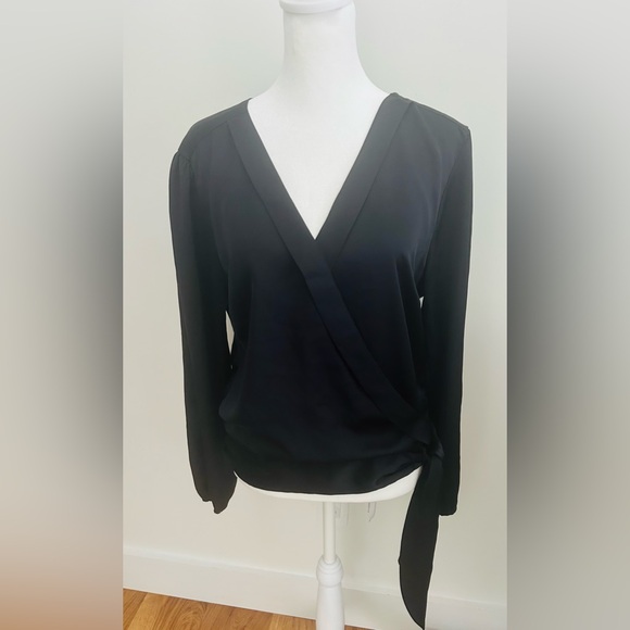 Abercrombie satin silky  Black Wrap Top women
Size Large - Picture 1 of 6
